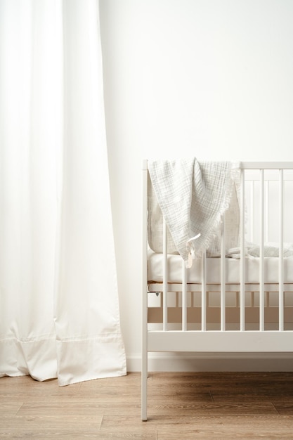 Couverture pour bébé en coton avec étiquette en papier suspendue au lit du bébé