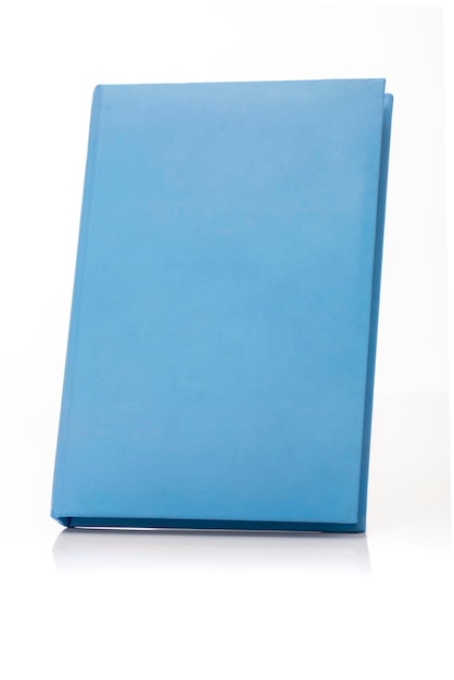 Couverture rigide livre bleu isolé sur blanc