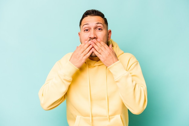 Couvrant la bouche avec les mains semblant inquiètes