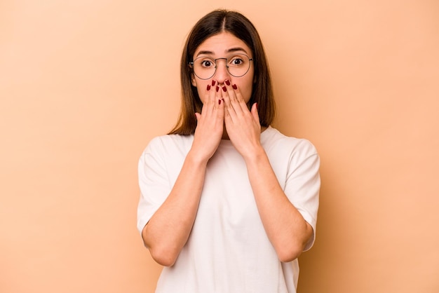 Couvrant la bouche avec les mains semblant inquiètes