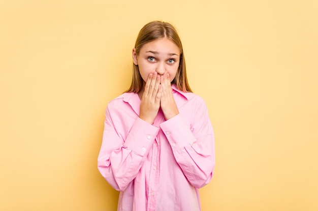 Couvrant la bouche avec les mains semblant inquiètes