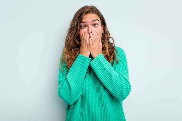 Couvrant la bouche avec les mains semblant inquiètes