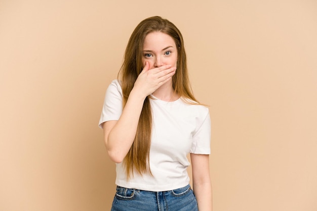 Couvrant la bouche avec les mains semblant inquiètes