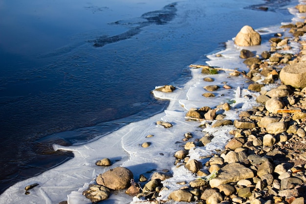 Couvrant le lac avec de la glace sur le lac