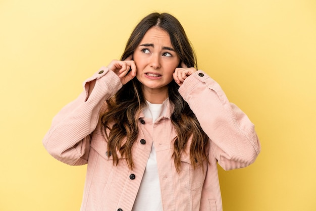 Couvrant les oreilles avec les doigts stressés et désespérés par une ambiance bruyante