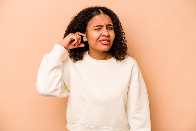 Couvrant les oreilles avec les doigts stressés et désespérés par une ambiance bruyante