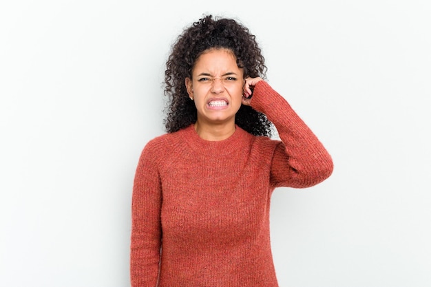 Couvrant les oreilles avec les doigts stressés et désespérés par une ambiance bruyante