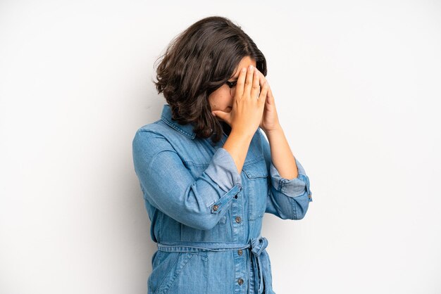 Couvrant les yeux avec les mains avec un regard triste et frustré de désespoir pleurant vue latérale