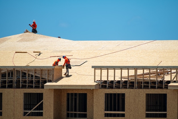 Couvreur de maison constructeur de toiture construire des tuiles de toiture du nouveau toit du bâtiment en construction