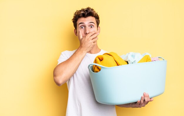 Couvrir la bouche avec les mains avec une expression choquée et surprise, garder un secret ou dire oups. concept de lavage de vêtements