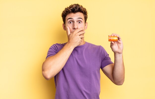 Couvrir la bouche avec les mains avec une expression choquée et surprise, garder un secret ou dire oups. notion de batterie