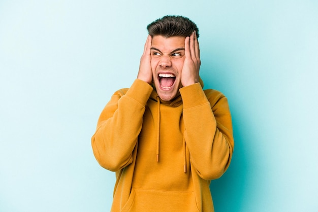 Couvrir les oreilles avec les mains en essayant de ne pas entendre un son trop fort