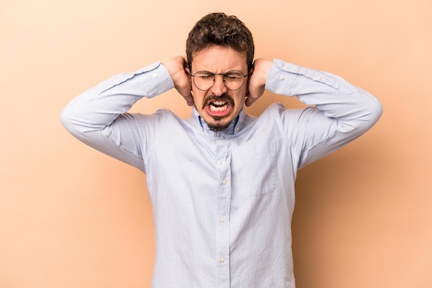 Couvrir les oreilles avec les mains en essayant de ne pas entendre un son trop fort