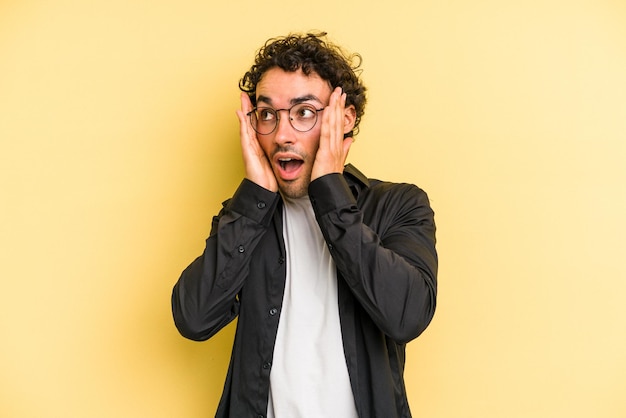 Couvrir les oreilles avec les mains en essayant de ne pas entendre un son trop fort