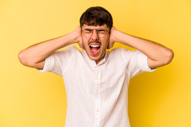 Couvrir les oreilles avec les mains en essayant de ne pas entendre un son trop fort