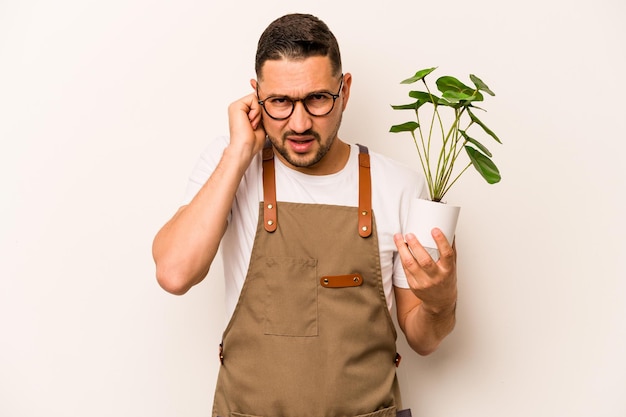 Couvrir les oreilles avec les mains