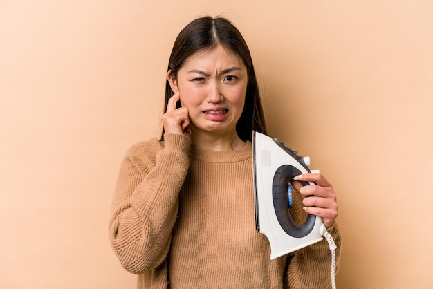 Couvrir les oreilles avec les mains