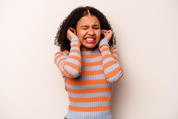 Couvrir les oreilles avec les mains