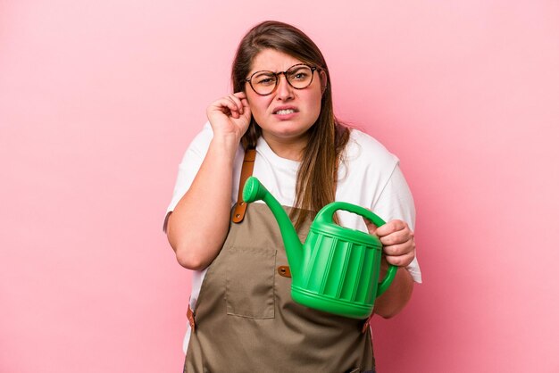 Couvrir les oreilles avec les mains