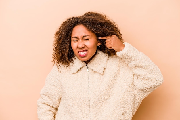 Couvrir les oreilles avec les mains