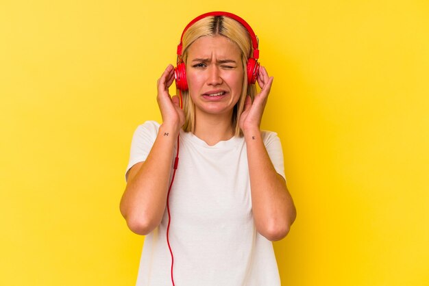 Couvrir les oreilles avec les mains