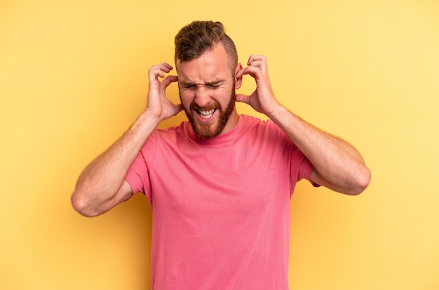 Couvrir les oreilles avec les mains