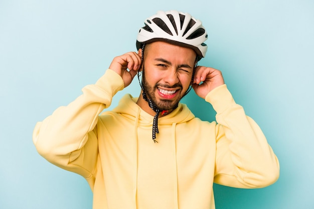 Photo couvrir les oreilles avec les mains