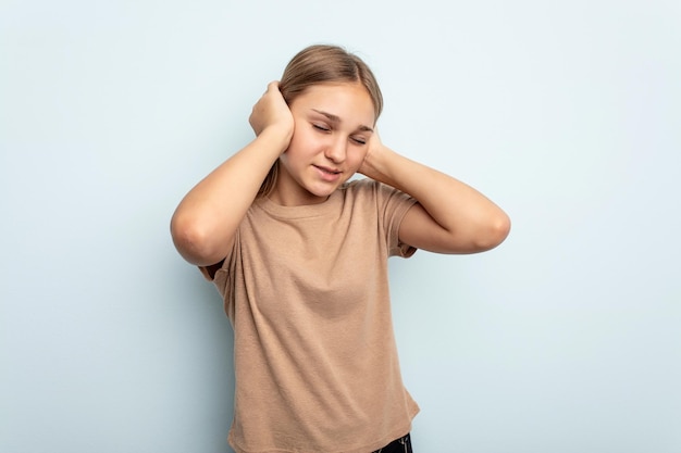 Couvrir les oreilles avec les mains