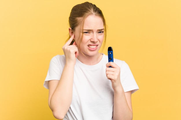 Couvrir les oreilles avec les mains