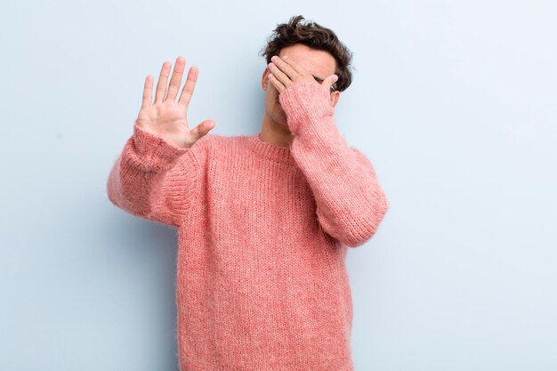 Couvrir le visage avec la main et mettre l'autre main devant pour empêcher l'appareil photo de refuser des photos ou des images