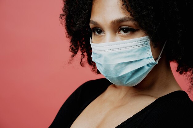 Covid et la femme Un masque de protection contre l'infection par le coronavirus du virus pandémique