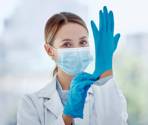 Covid femme médecin masque facial et gants médecine de sécurité et risque dans le laboratoire et la clinique de l'hôpital médical Portrait virus corona infirmière expert en soins de santé et thérapeute professionnel prêt en ppe