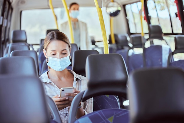 Covid voyage et téléphone sur les réseaux sociaux avec masque pour la prévention des maladies lors d'un voyage en bus public Protocole de sécurité fille protection du visage en ligne avec application mobile pour le divertissement de loisirs de transport