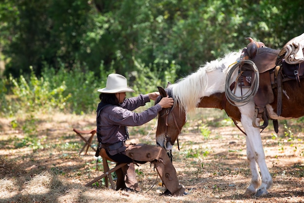 cow-boy et chevaux dans le champ