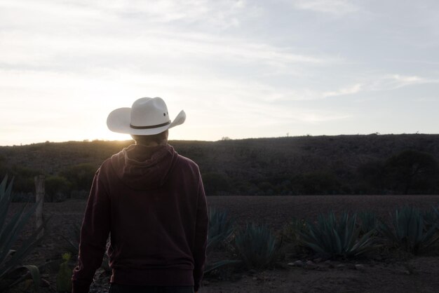 Un cow-boy triste parce qu'il a perdu sa récolte à cause de la sécheresse