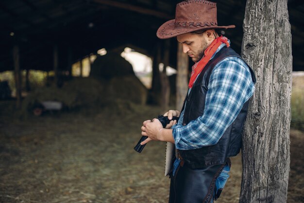 Cowboy brutal vérifie son revolver avant une fusillade