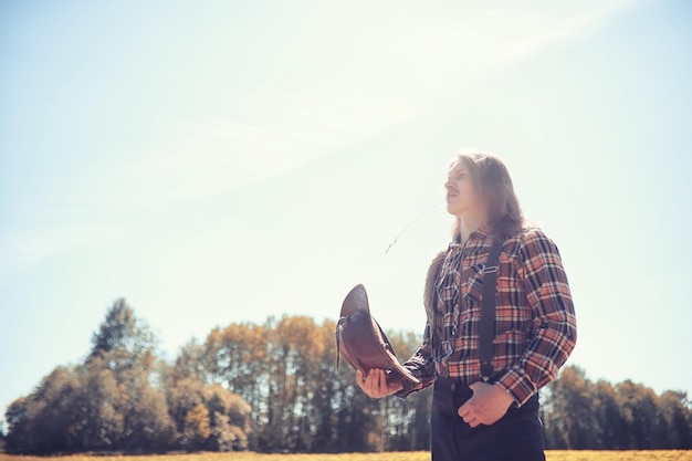 Photo cowboy avec chapeau dans un champ en automne