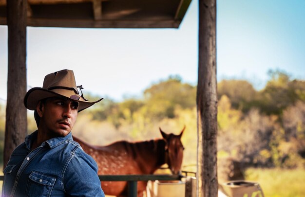 Cowboy sur le dutty dans la ferme