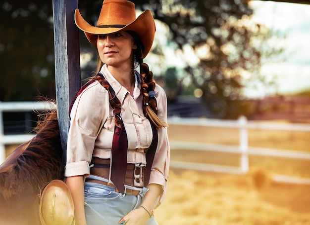 Photo cowboy sur le dutty dans la ferme