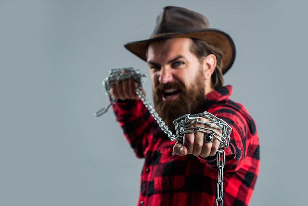 Cowboy homme avec barbe et moustache tirez l'espace de copie de la chaîne en acier