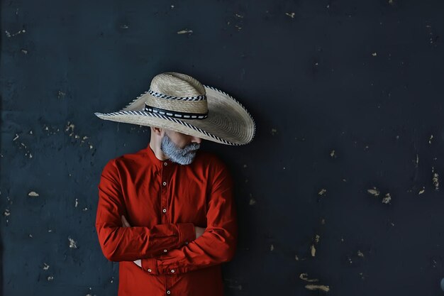 cowboy sévère dans un chapeau à bord, paille, style vintage rétro, homme en colère ouest sauvage occidental