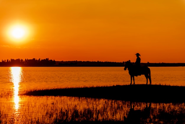 Cowboy silhouette à cheval