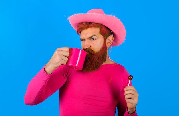 Cowboy avec tasse american west western man with hat chapeau de cowboy en velours rose portrait gay de cowboy