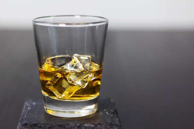 Cowboy de whisky dans un verre transparent