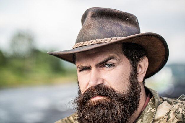 Photo cowboys au chapeau. beau macho barbu. cowboys mal rasés de l'homme. cow-boy américain