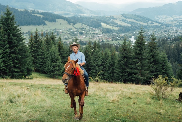 Cowboys à cheval sur les montagnes