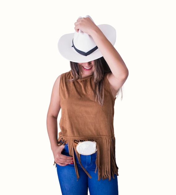 Cowgirl brune jeune femme isolée sur fond blanc. Image de concept de style campagnard.