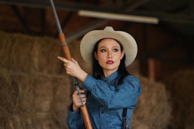 Cowgirl avec fusil fusillé sur le ranch du texas Western Vintage fille avec arme à feu