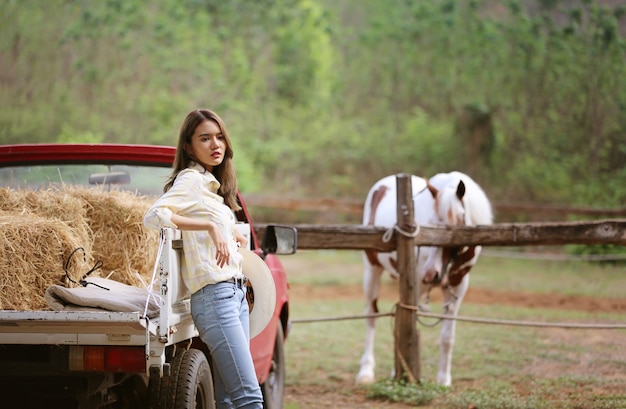 Cowgirl avec Horse Reliant en costume traditionnel.