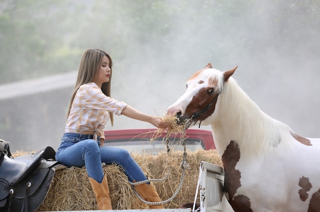 Cowgirl avec Horse Reliant en costume traditionnel.